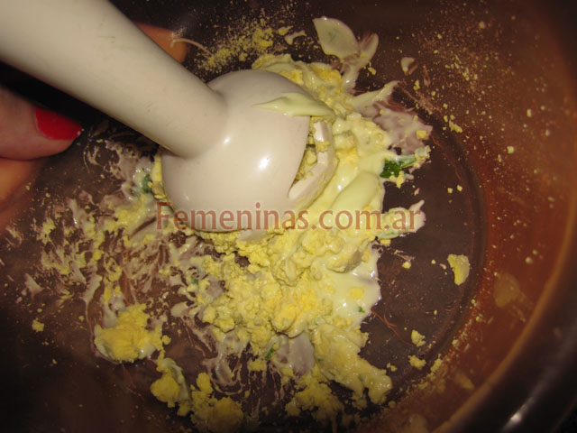 Procesar todos los ingredientes para los huevos rellenos